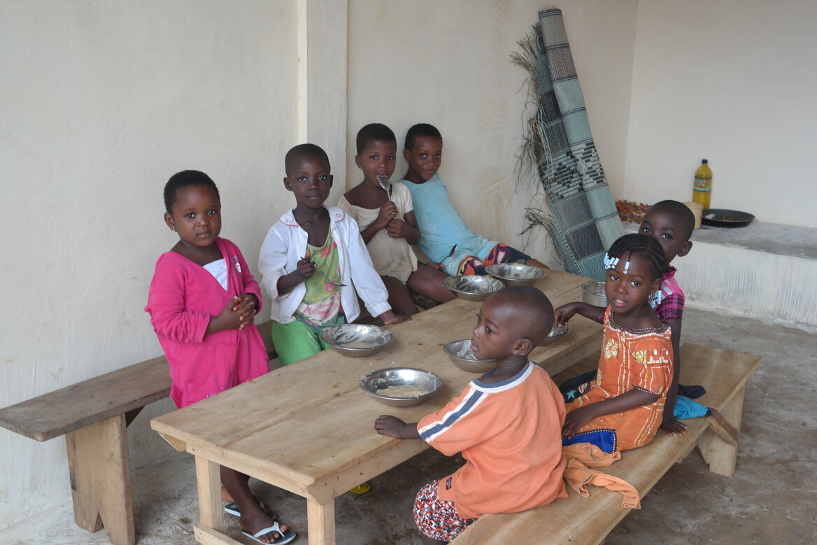 Les enfants à la table à manger