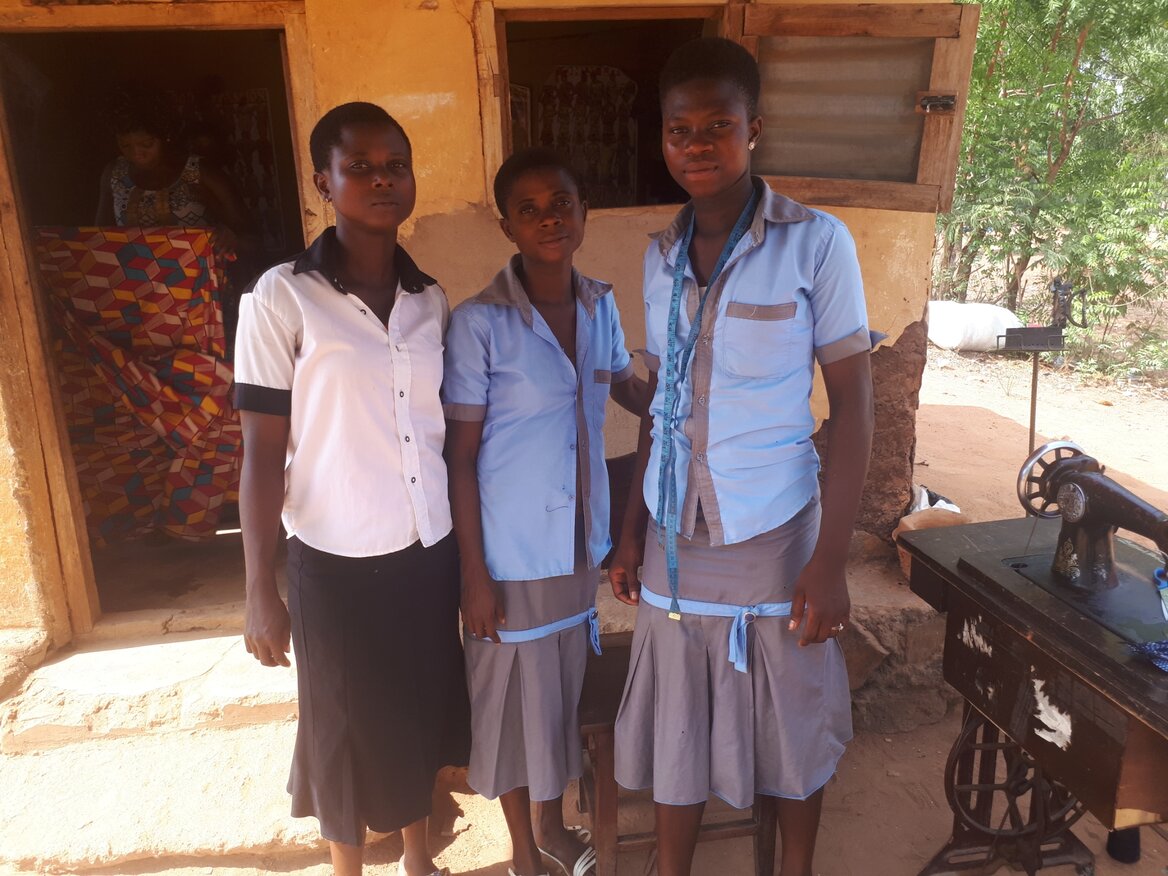 Drei Mädchen in der Ausbildung zur Schneiderin